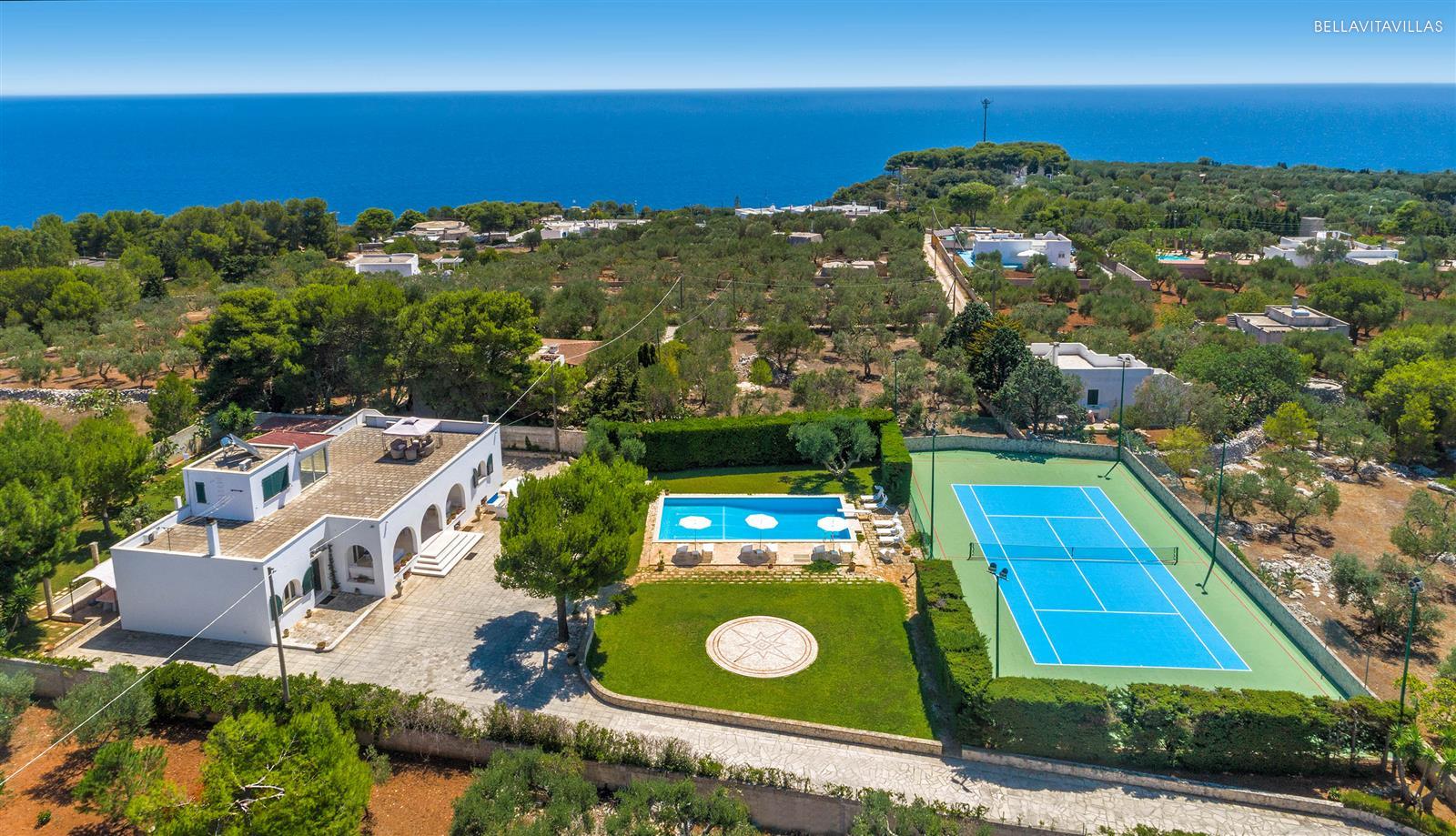 Villa di lusso con campo da tennis e piscina in Leuca